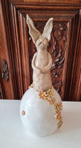 Keramik Hase auf Ei Handarbeit, Unikat 32 cm