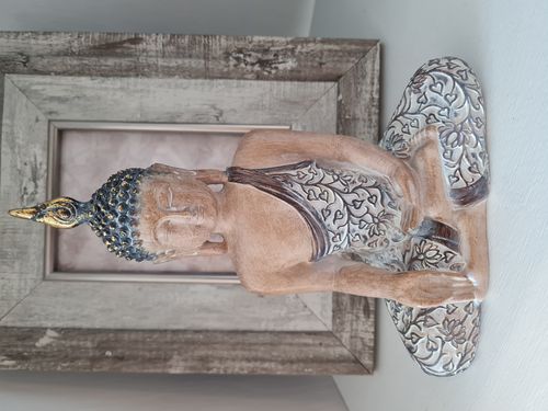 Poly Buddha Holzoptik braun/weiß 14x19cm